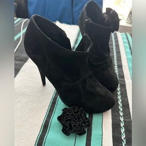 Suede booties with flowers